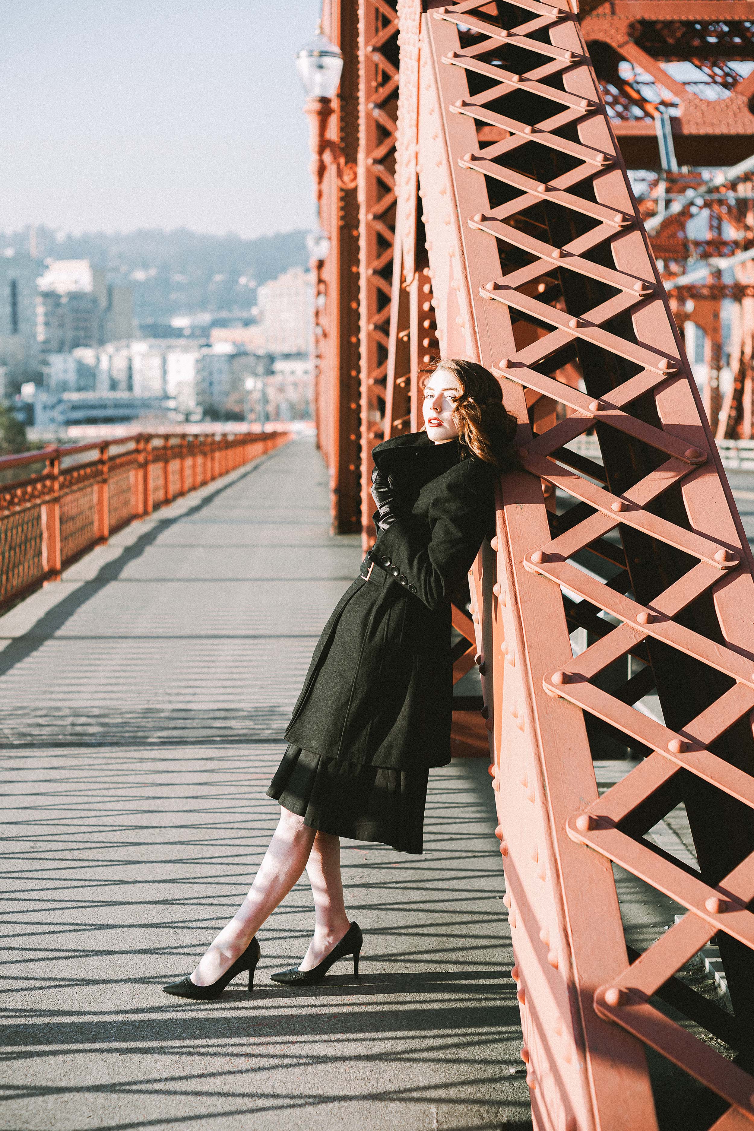 Elegant and Romantic 40s-Inspired Portraits on the Broadway Bridge — photograph 9 of 23